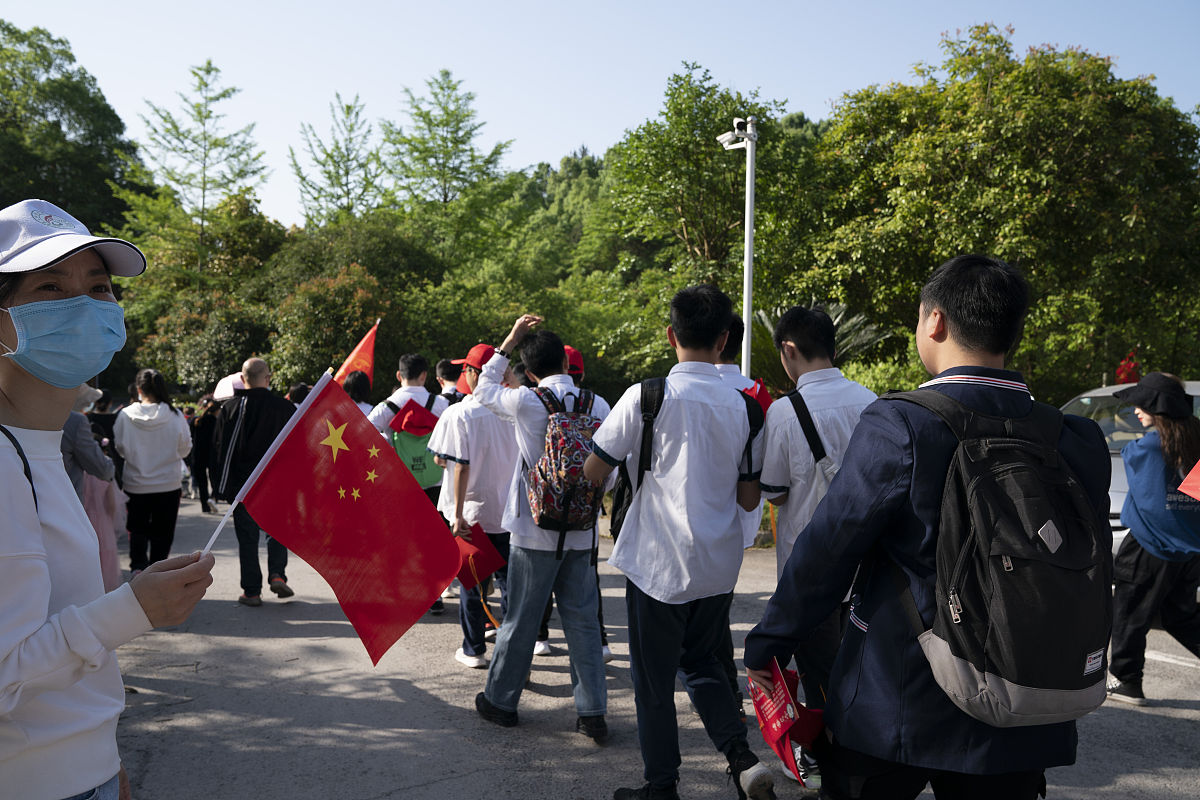 2021年5月1日,湖北恩施高中为高三学生举行 "十八而志" 成人礼及远足