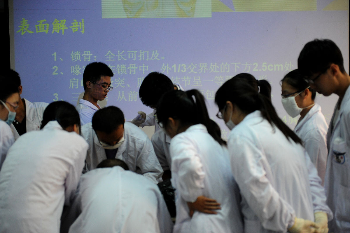 重庆2020年男生上卫校学什么专业好