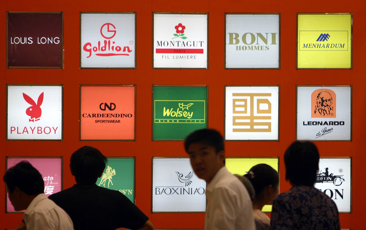 编写一家女装品牌两个月签约20家店铺的新闻逻辑清晰不少于三百字