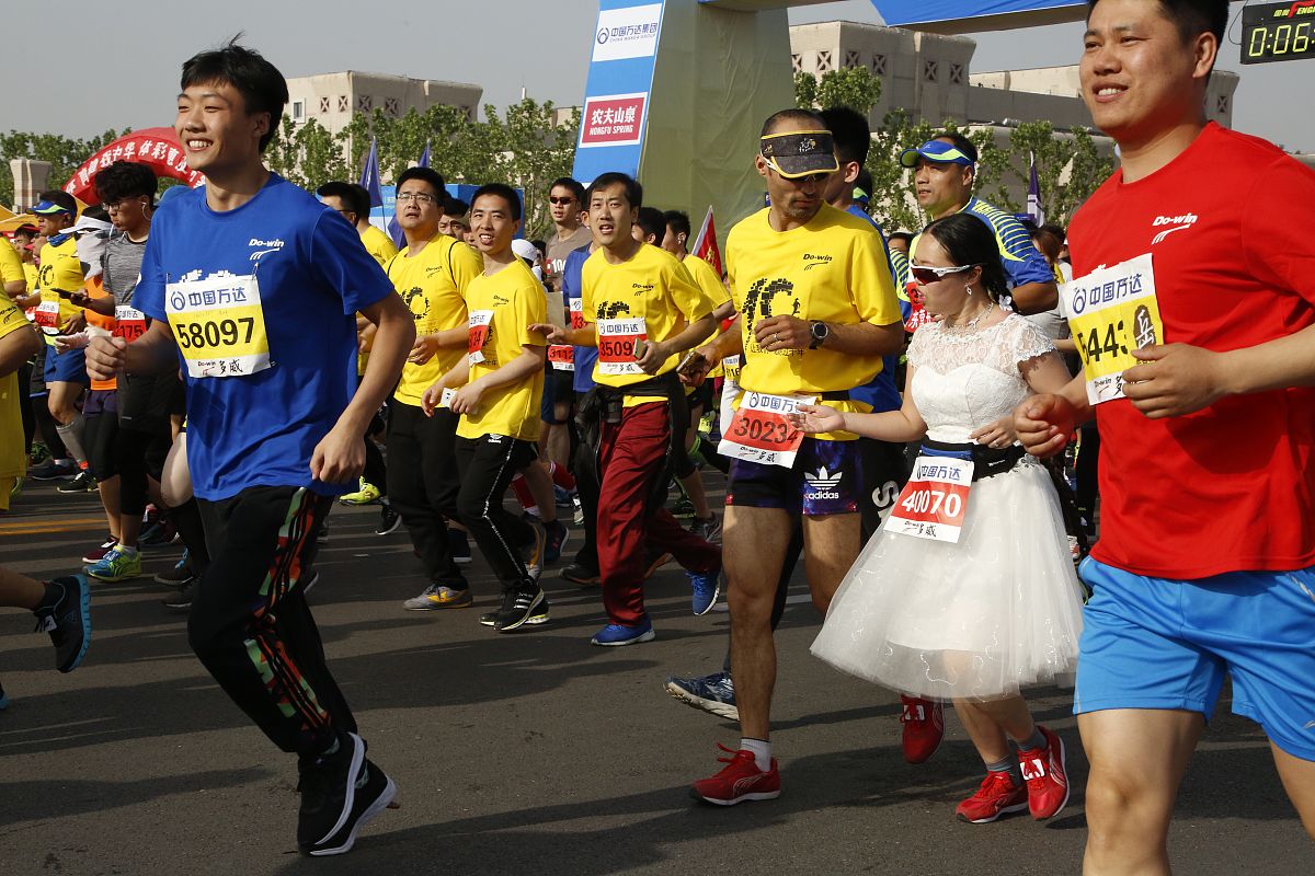 please translate the following English words to Chinese The Toronto Blue Jays outlasted the St Louis Cardinals in a back-and-forth Opening Day marathon on Thursday The game lasted for almost five hour