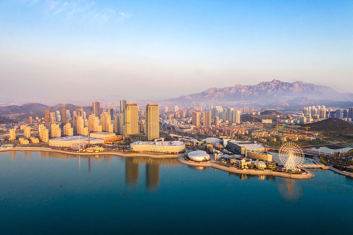 2020年4月27日,山东青岛西海岸新区唐岛湾海滨的早晨美不胜收,楼宇比