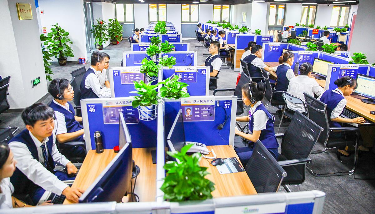 中国电信云南员工加班奋斗：小产品大担当，深秋夜晚的灯火见证团结力量