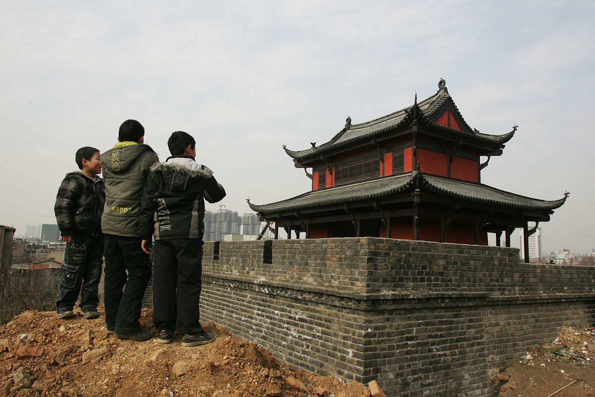 (武汉本地媒体请勿下载)2011年1月9日,武汉,武昌起义门城楼正在整修中