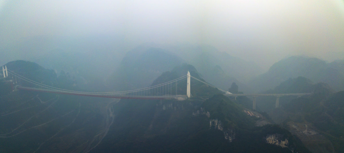 矮寨大桥横跨德夯大峡谷,主跨1176<strong>m</strong>,桥面距谷底355m,是目前世界跨峡谷