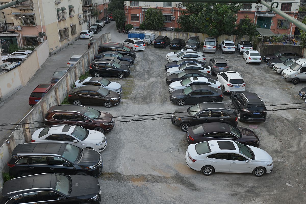 意思不变的情况下精简：居民反映香江花城小区停车位紧缺绿化率过高导致许多车辆乱停乱放严重影响车辆进出和小区安全。停车位数量不足加之绿化率过高使停车难题愈发突出。门卫管理形同虚设外部车辆可随意进出居民生命财产安全受到严重威胁。晚上七点以后车辆更难进出小区严重影响居民出行。