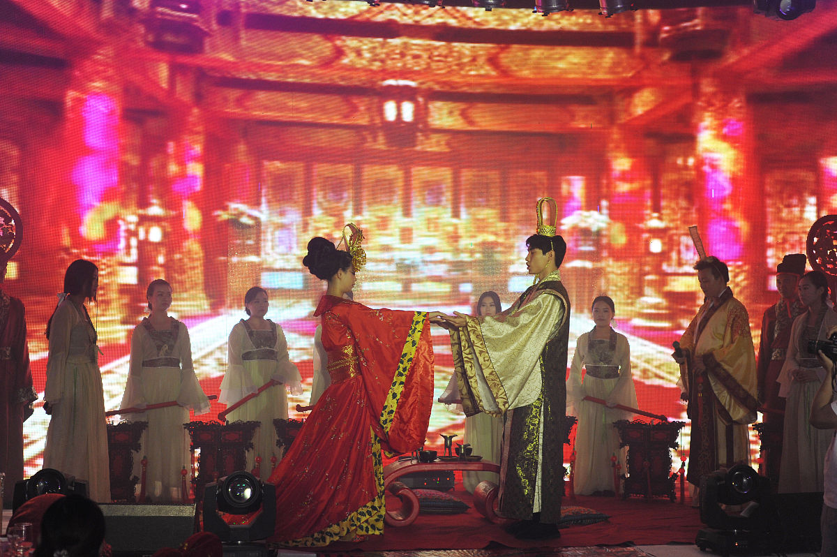 《探索幼儿园教学中有效运用绘本的策略》的论文
按照下面提纲进行书写
摘要
关键词
引言
一、幼儿园教学中绘本的运用价值
二、幼儿园教学中有效运用绘本的策略
（一）结合幼儿认知水平，合理选择绘本
（二）明确绘本教学目标，提升教学效果
（三）建立绘本资源平台，丰富教学模式 
（四）开展绘本实践教学，促进全面发展
结语
参考文献