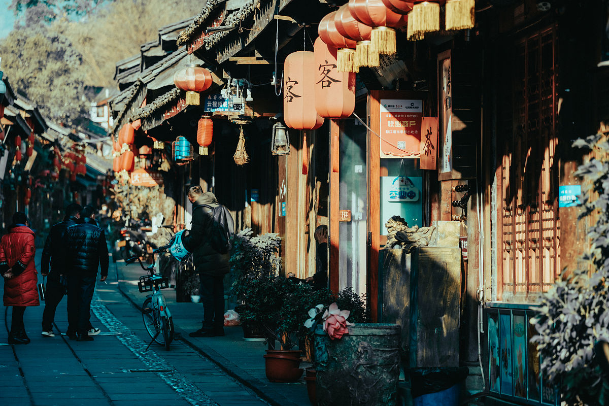 写篇500字换个地方看看人间烟火。的旅游短视频治愈文案