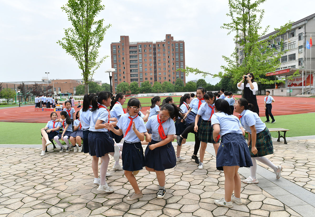 2021年5月24日,浙江省东阳市江北中心小学月亮湾校区操场上,老师在帮