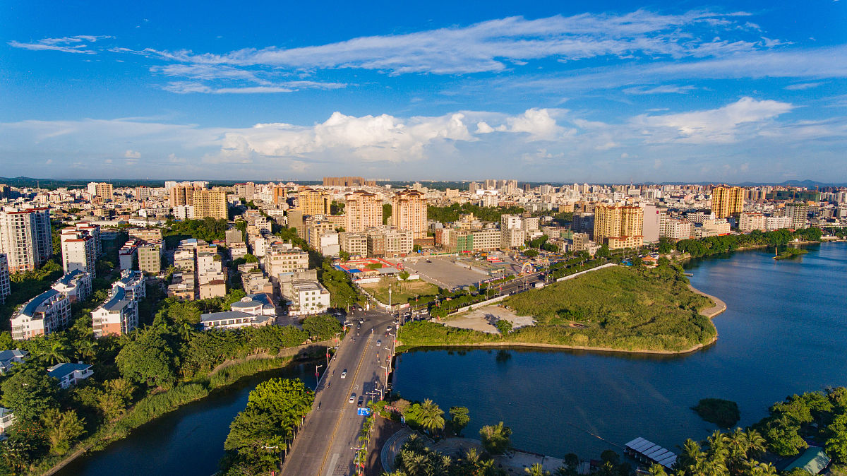2021年7月5日,海南省琼海市万泉河上空,蓝天白云景色秀丽.