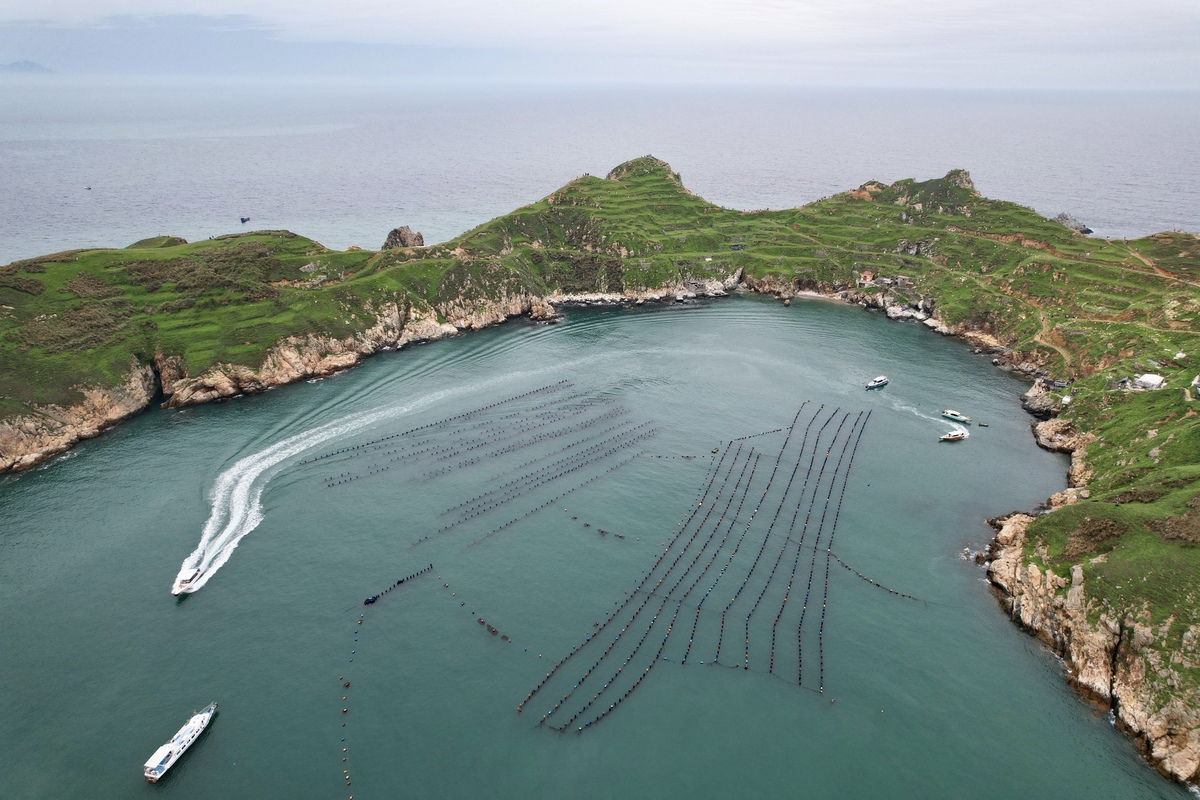 东极岛海域多少水深？帮我用200字详细描述