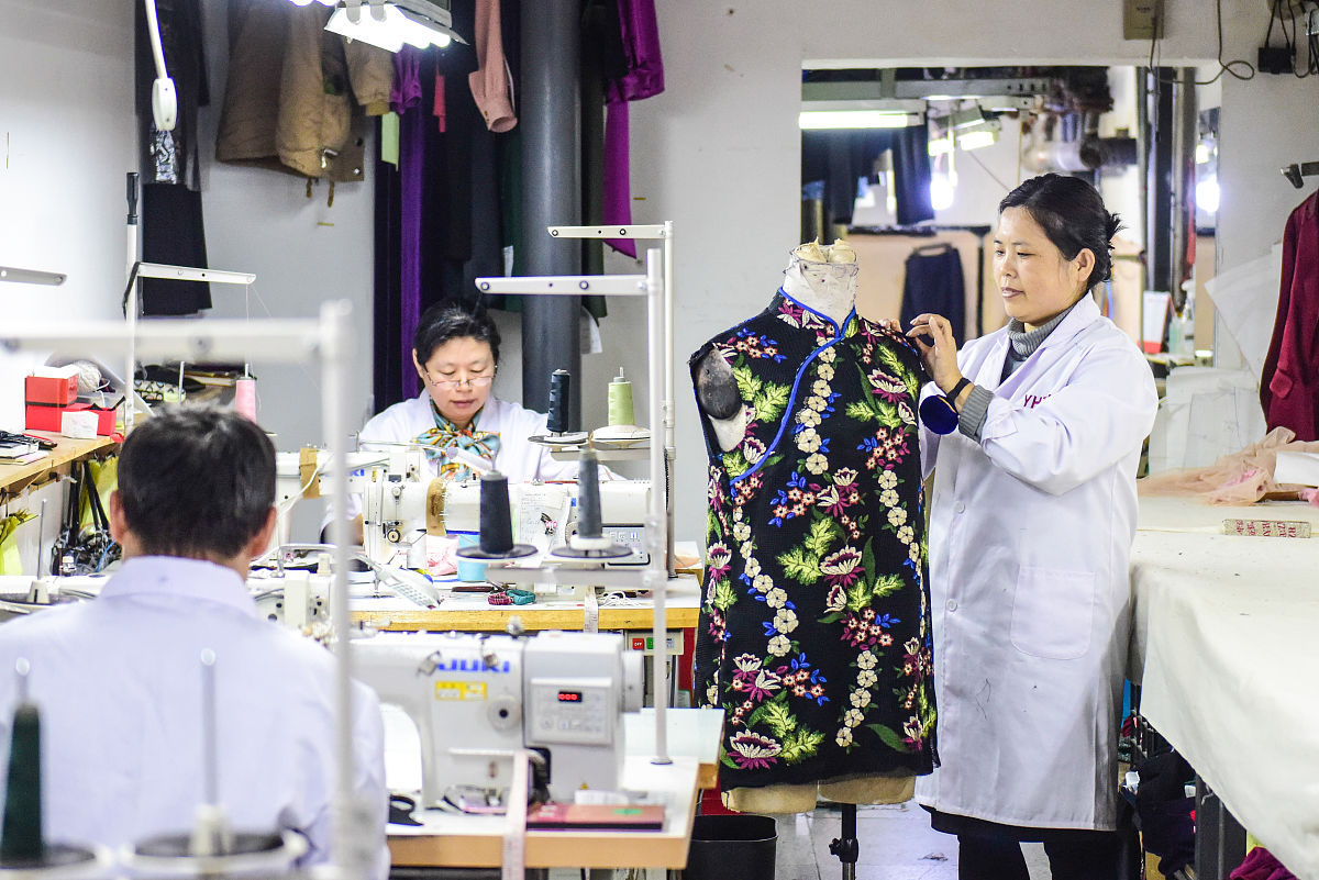 2019年04月04日,山东青岛,张一华的工厂里,工人们正在制作衣服.纽约举