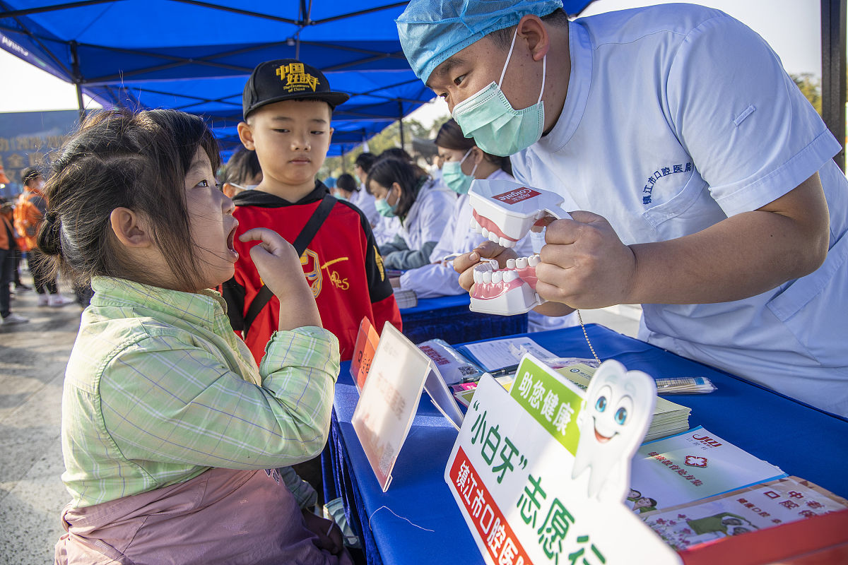 写一个口腔医学院义诊取得圆满成功新闻稿时间2023年2月9号地点火车站