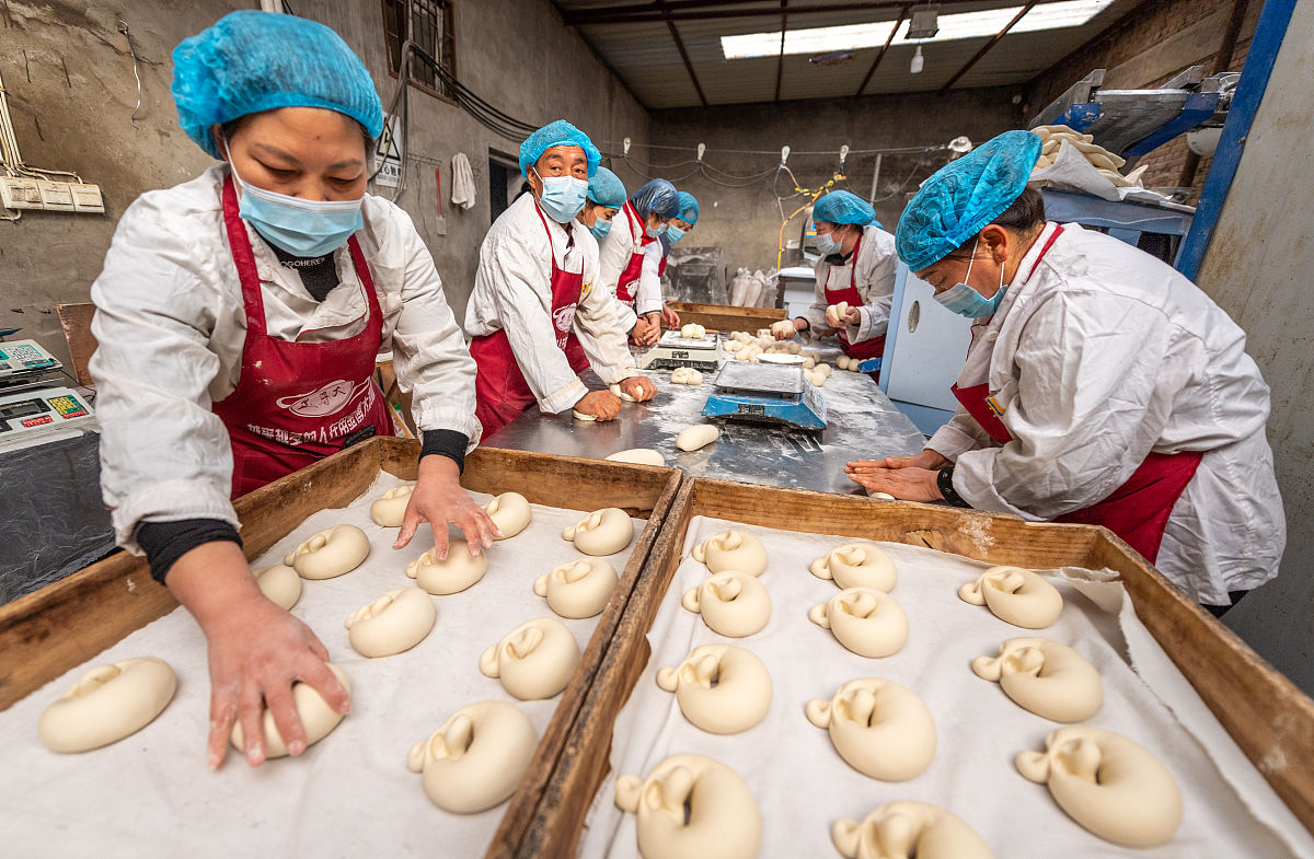 2021年1月25日,山西运城,新春将至,食品厂员工制作地方特色花馍.