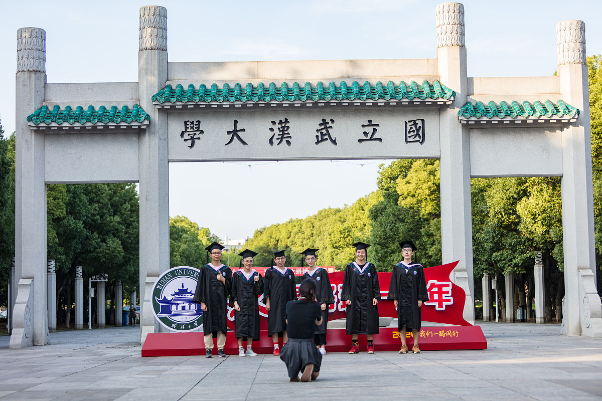 2020年6月8日,武汉大学迎来首批返校毕业生.学生在校园内合影留念.