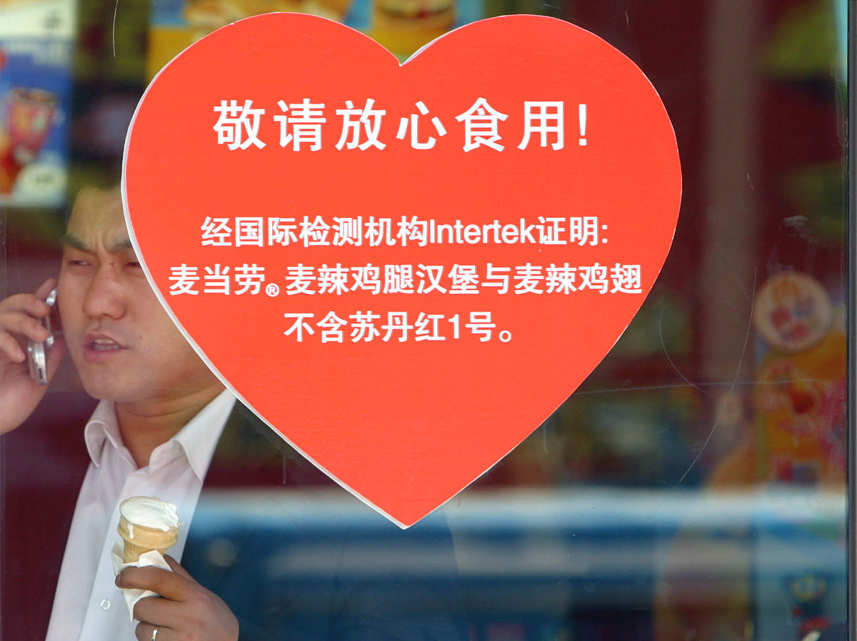 帮我把下面这段文字修改的口语化一些用于发抖音你知道吗？有一种化学物质它的毒性已经远远超过了所有的食品添加剂被世界卫生组织多次强调是致命的化学物质早就被列入了黑名单。但是呀他换了一个名字依然出现在我们的餐桌上不注意的话还有可能出现在孩子的零食里。而且你呀基本上每天都有可能会吃到这个物质呢就是每年导致50万人去世的反式脂肪。更可悲的是它并没有引起多少人的重视。那反式脂肪到底有多危险呢？一般的脂肪三天左