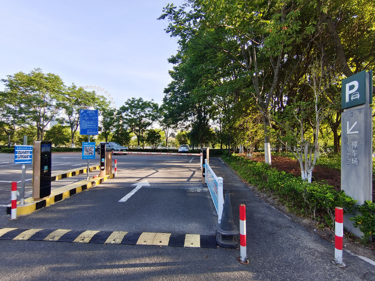 停车系统高效通畅，交通秩序井然有序