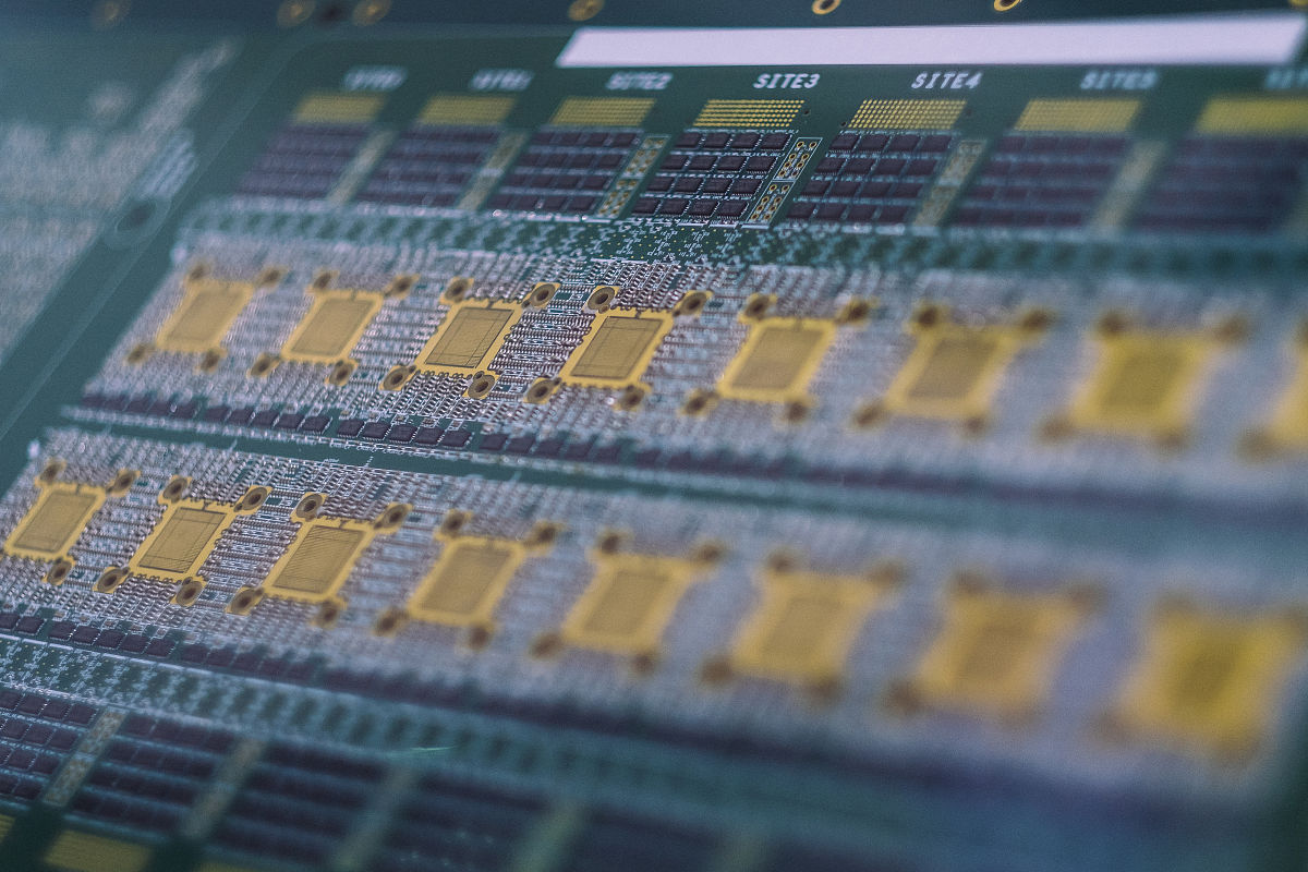 紫光国微是否生产存储芯片？