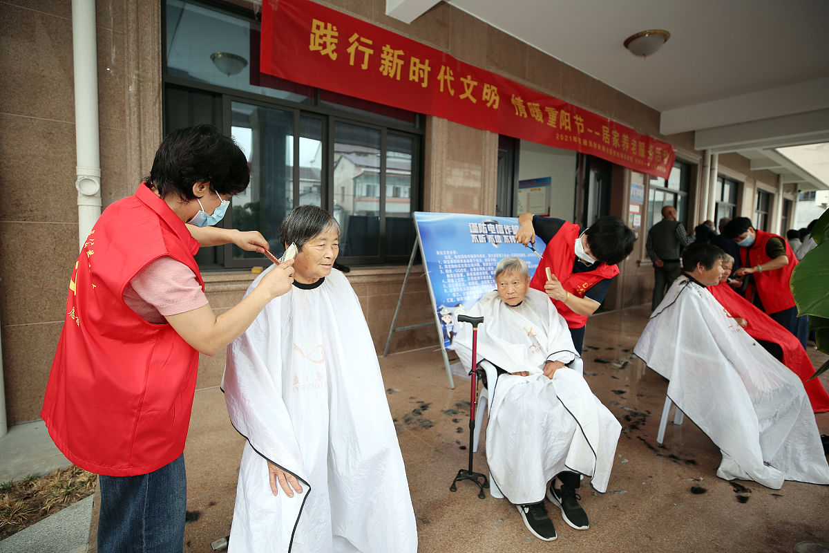 石家庄天使护士学校春节前给灵寿寒巴村送温暖