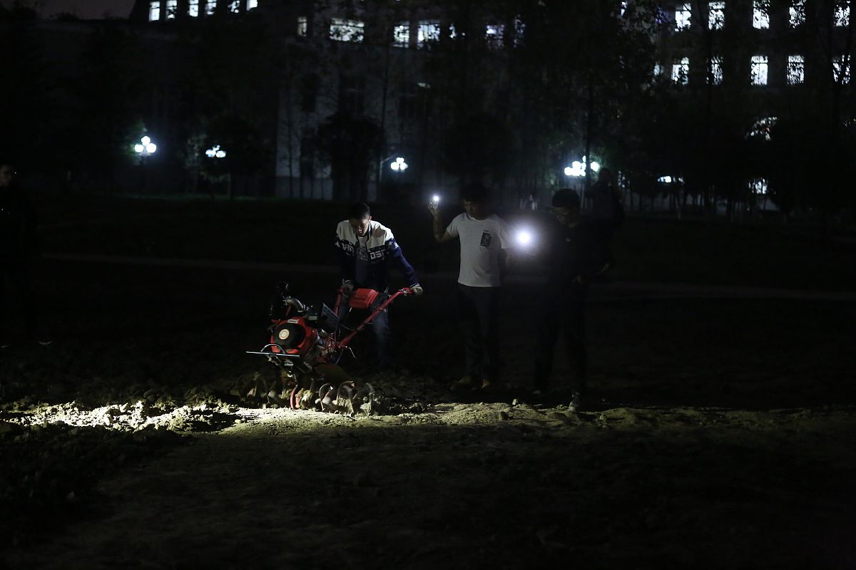 举例五十种不同需要手电或者头灯的场景