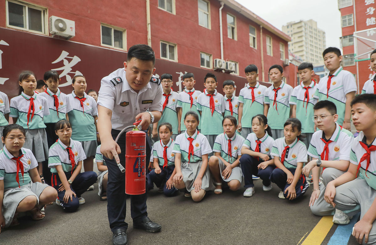 2021年9月1日,山东省临沂市兰山区银雀山小学,当地消防大队宣传员正在