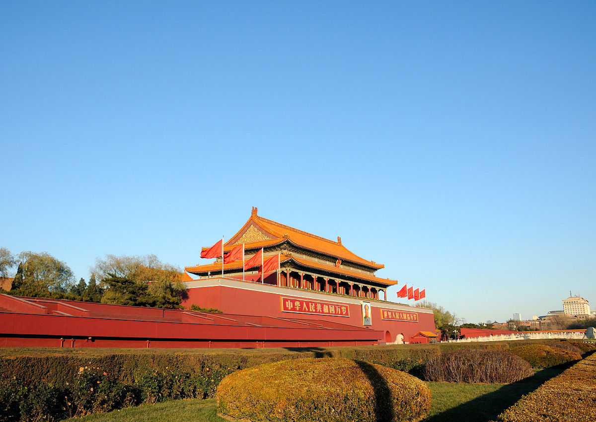   2016年12月01日,北京,在一股冷空气的作用下迎来短暂蓝天,碧空如洗,