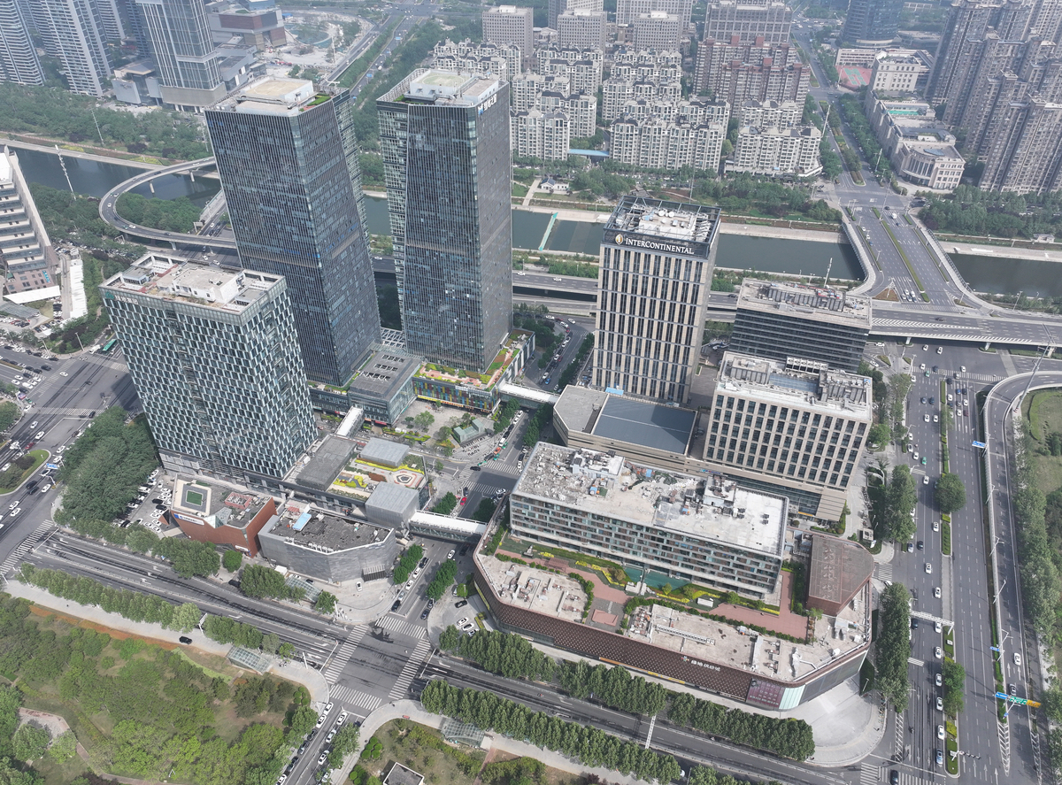 扩写一下这段文字并结合一个建筑设计大型商业综合体过程中攻坚克难的故事1500字：短短时间两次获奖背后的故事并不简单。为达到精益求精设计方案每一天都在精修甚至常常上一天才写好的方案第二天就推翻重来。多少个日日夜夜多少张草图、图纸攻艰克难已成常态