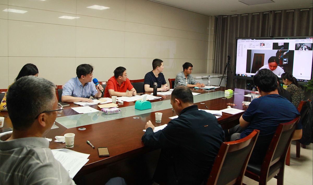 请将以下内容改写成一篇题为决战五一的信息：一是全面落实新审批项目服务指导。2023年一季度共办理立项手续18个对每一个项目制作了项目进度卡及项目需求清单并进行全程跟踪由专人进行一对一服务同步根据立项情况制作新开办企业和新审批项目服务台账。二是继续探索虚拟审批。按照《桥东区建设工程项目虚拟审批、并联审批、网上审批实施办法试行》东区办文〔2022〕2号要求进一步细化了虚拟审批的各项流程在法律法规允许的