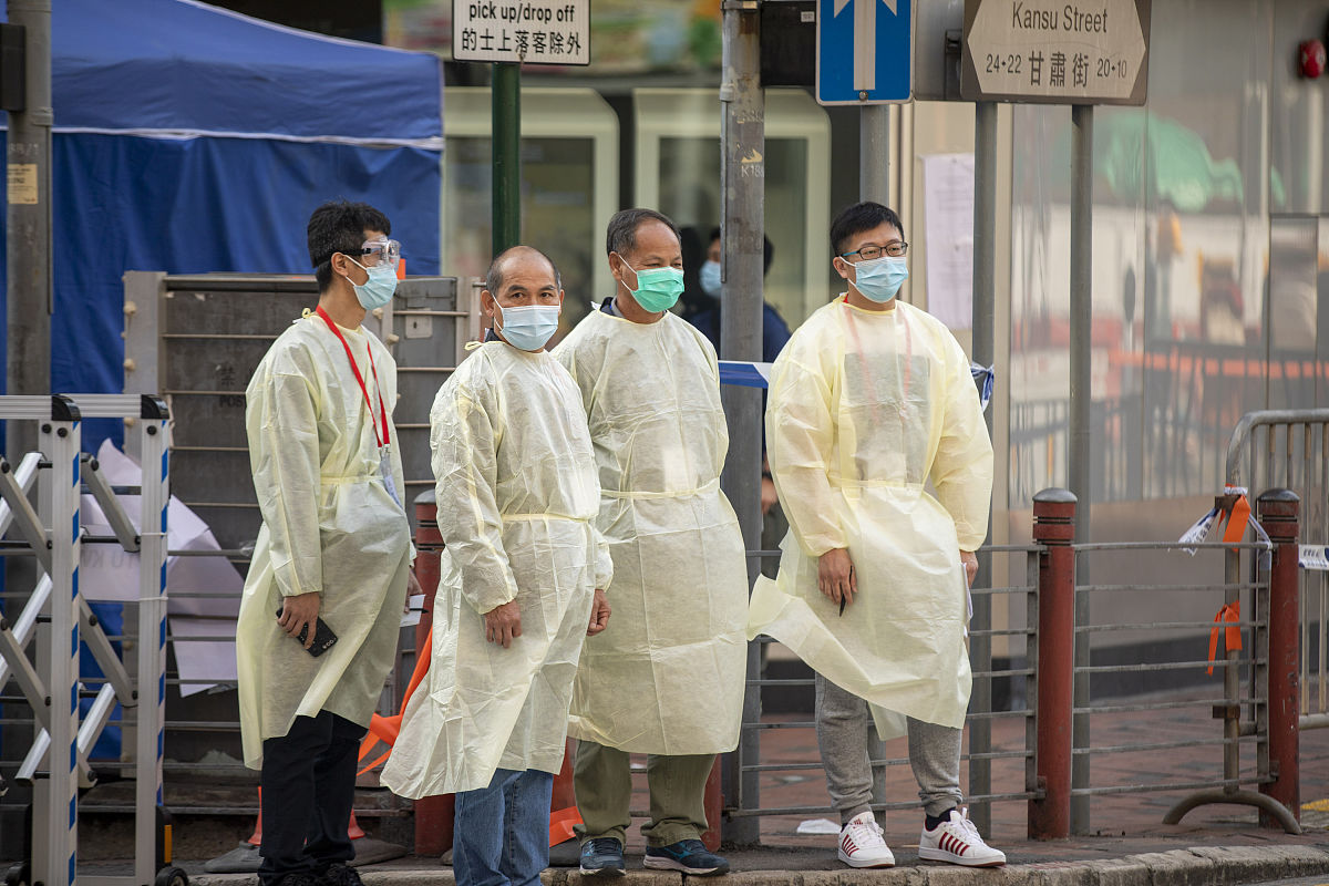 2021年1月23日,香港佐敦区,警察拉闸封路,医护人员在临时检测点开始工