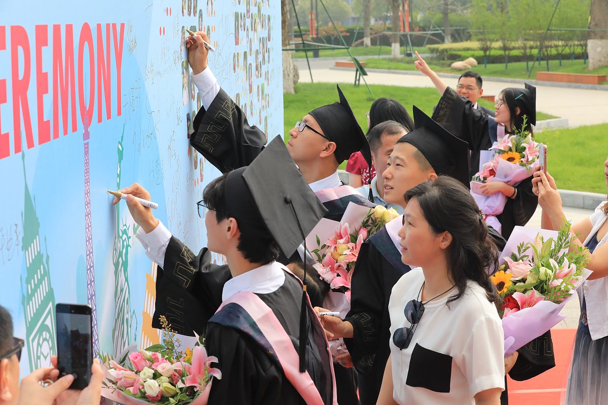 我们作为传媒部需要策划一些毕业季线上活动请大家每个人想一个活动的简单策划案内容包括活动意义活动形式活动内容策划案方向包括但不限于：爱国荣校、毕业心理变化等