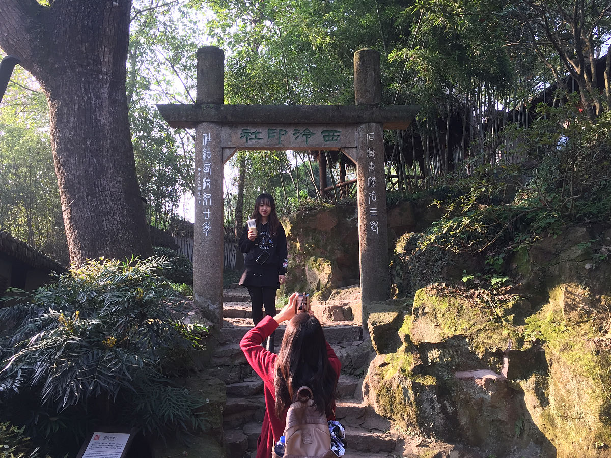 山脚下，慈祥老夫妻守护着神社：一段充满爱与奉献的故事