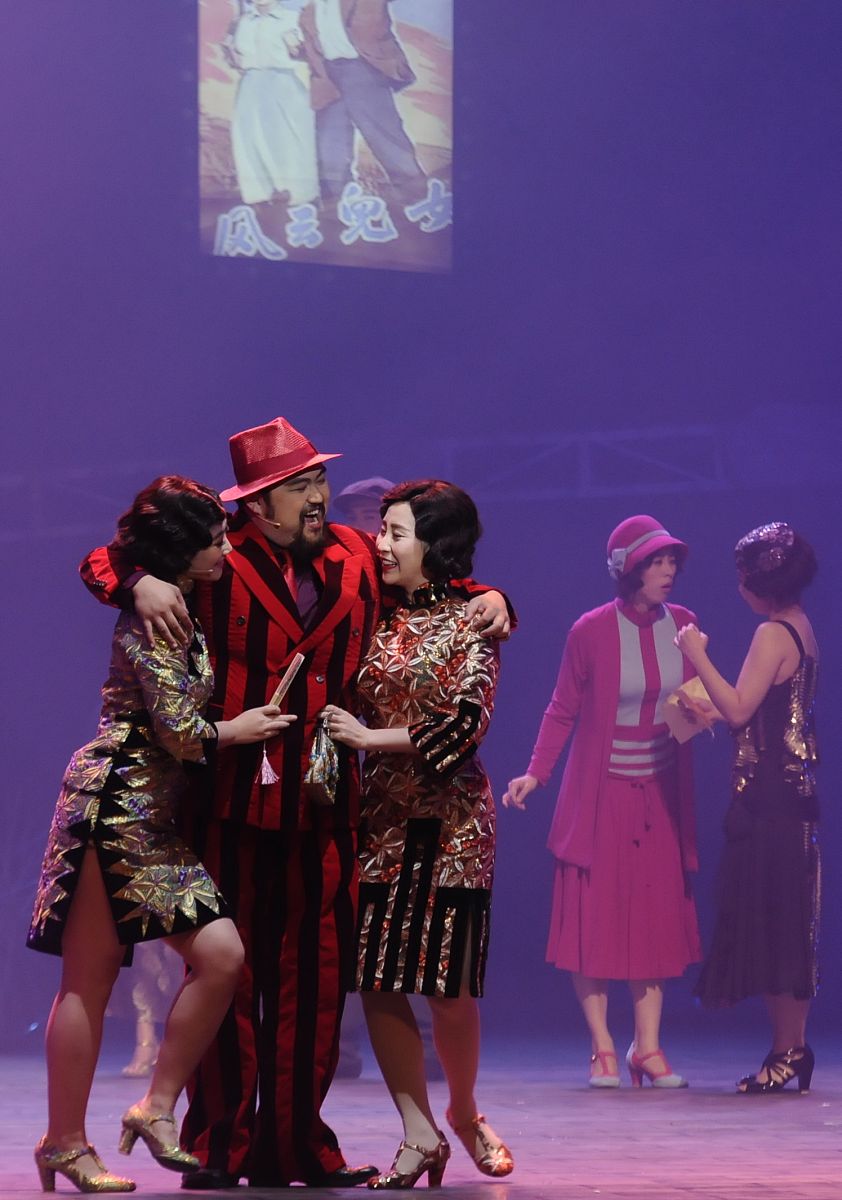 你现在身份是一名音乐学院的本科毕业生要写毕业论文题目为《民族声乐中的角色塑造-以等着我亲爱的人为例》请对其音乐剧《等着我亲爱的人》的剧情及音乐特点内容进行写作可以适当增加案例进行辅助说明保证内容的逻辑性和条理性不要乱写其格式如下：31剧情简介32音乐特点分析33 角色塑造的重要性在剧情中的体现