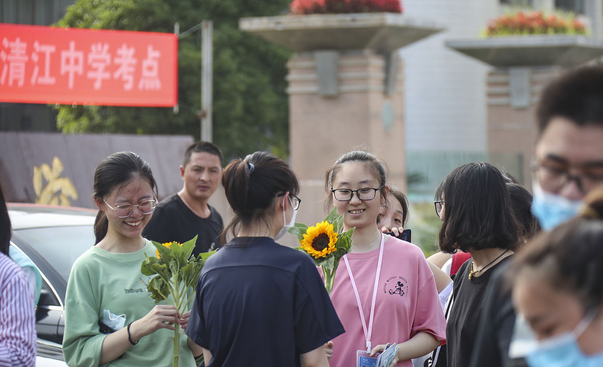 致谢笔落至此回首往昔四年时光流逝如白驹过隙我的大学生涯始于2020年的秋季止于2024年的夏季。在我的整个求学过程中母校对我的栽培、老师和同学对我的帮助都是令我终身难忘的回忆。因此我必须要对这份美好表达我最诚挚热烈地祝福和感谢。首先我要感谢我的母校云南农业大学是农大给了我一个珍贵机会让我能继续提高和充实自己。首先我要感谢我的导师李明锐老师她在我整个本科生期间都给予了我无私的指导和支持。她的悉心教导