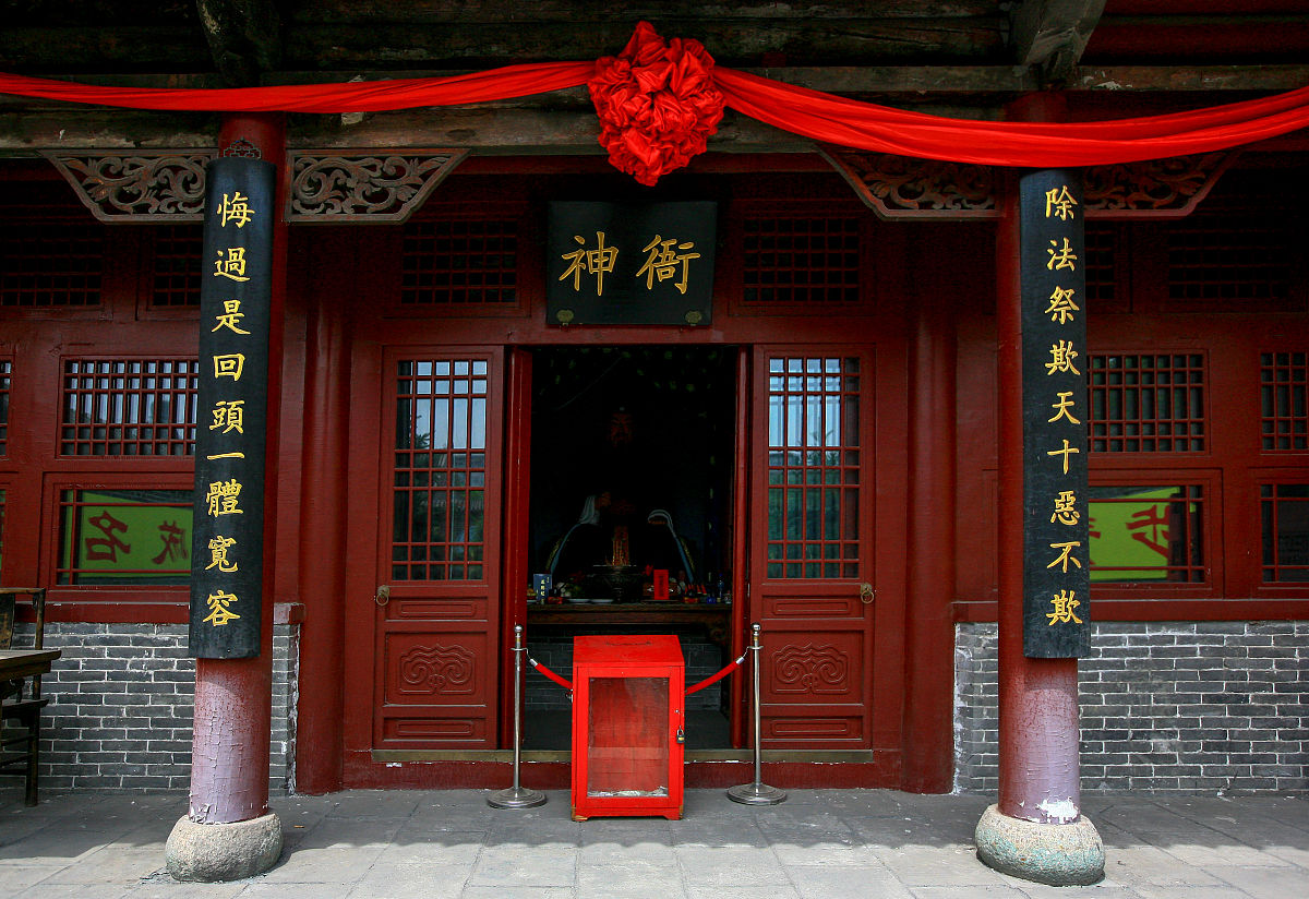 请写一篇作文根据以下要求写作：《红楼梦》写到大观园试才题对额时有一个情节为元妃贾元春省亲修建的大观园竣工后众人给园中桥上亭子的匾额题名。有人主张从欧阳修《醉翁亭记》有亭翼然一句中取翼然二字；贾政认为此亭压水而成题名还须偏于水主张从泻出于两峰之间中拈出一个泻字有人即附和题为泻玉；贾宝玉则觉得用沁芳更为新雅贾政点头默许。沁芳二字点出了花木映水的佳境不落俗套；也契合元妃省亲之事蕴藉含蓄思虑周全。以上材料