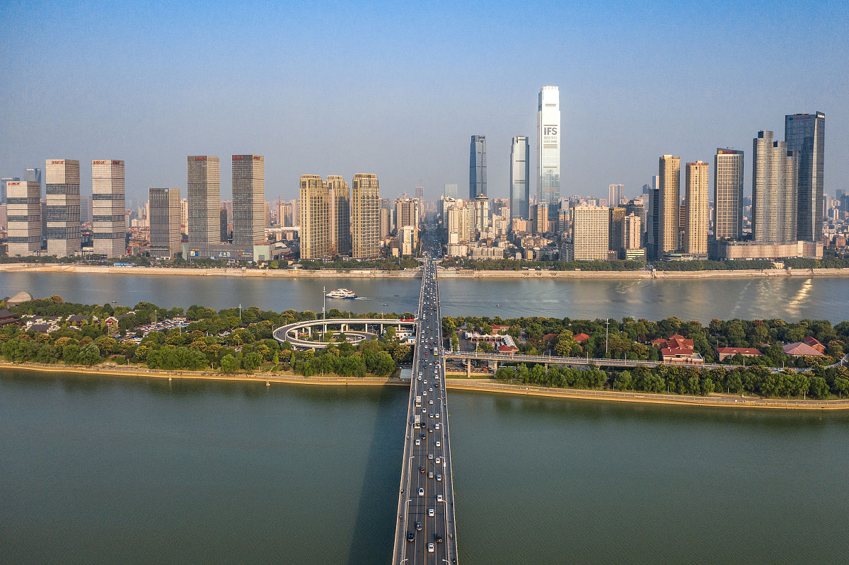 2019年10月09日,湖南省长沙市,航拍橘子洲景区与市区建筑.