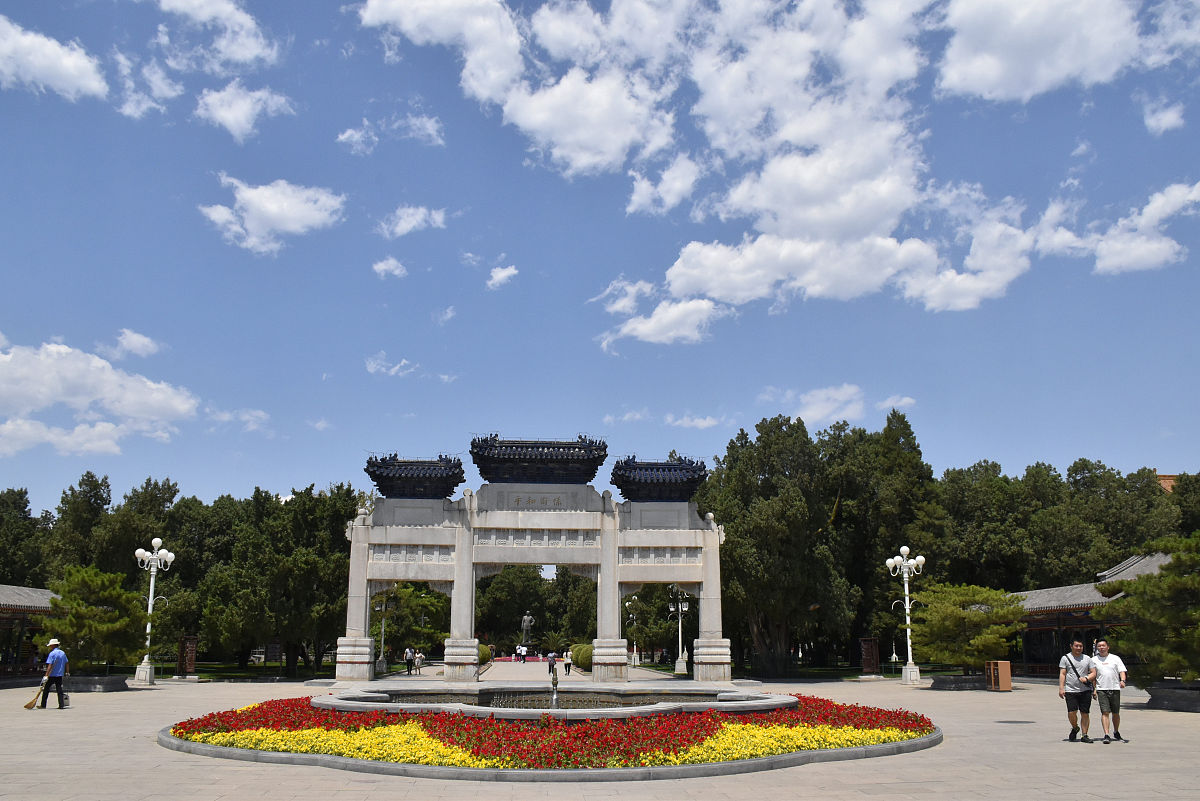 2019年6月8日,北京开启"高清美颜模式",中山公园上空的蓝天白云美如画