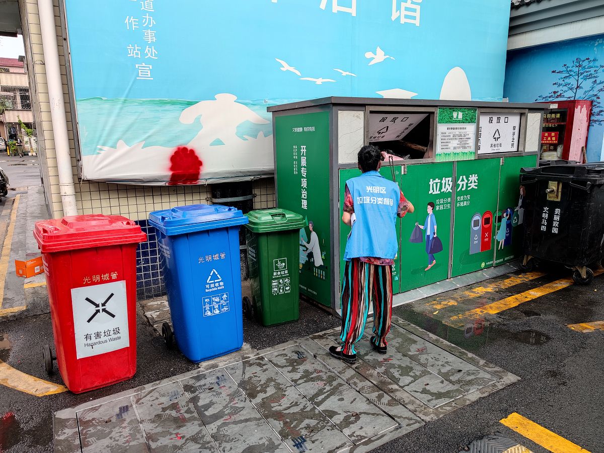 五马街道安澜社区联合和平整形医院开展垃圾分类与五水共治联合行动