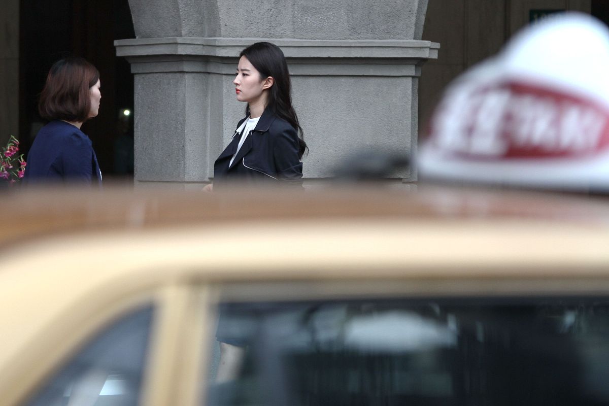 请用具体例子描述国内电影中与男性相庭抗衡的女性成功者与大女主角色形象