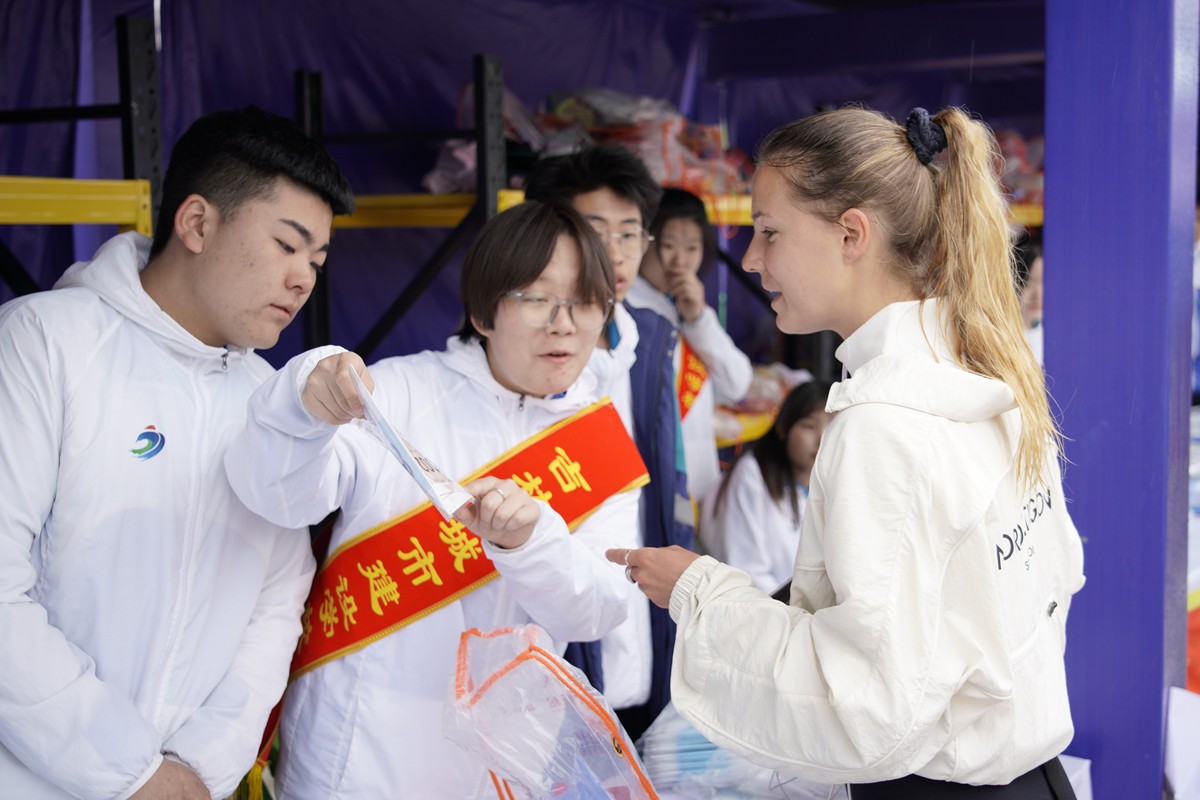 写一篇关于亚运会志愿者精神的演讲稿