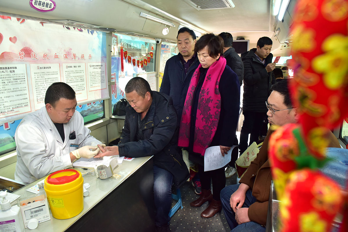 帮我换一种表达方式：在此基础上通过在S县总医院人民医院进行实地走访调研对实行县域医共体建设进程的规划者和改革落实的一线人员的访谈。