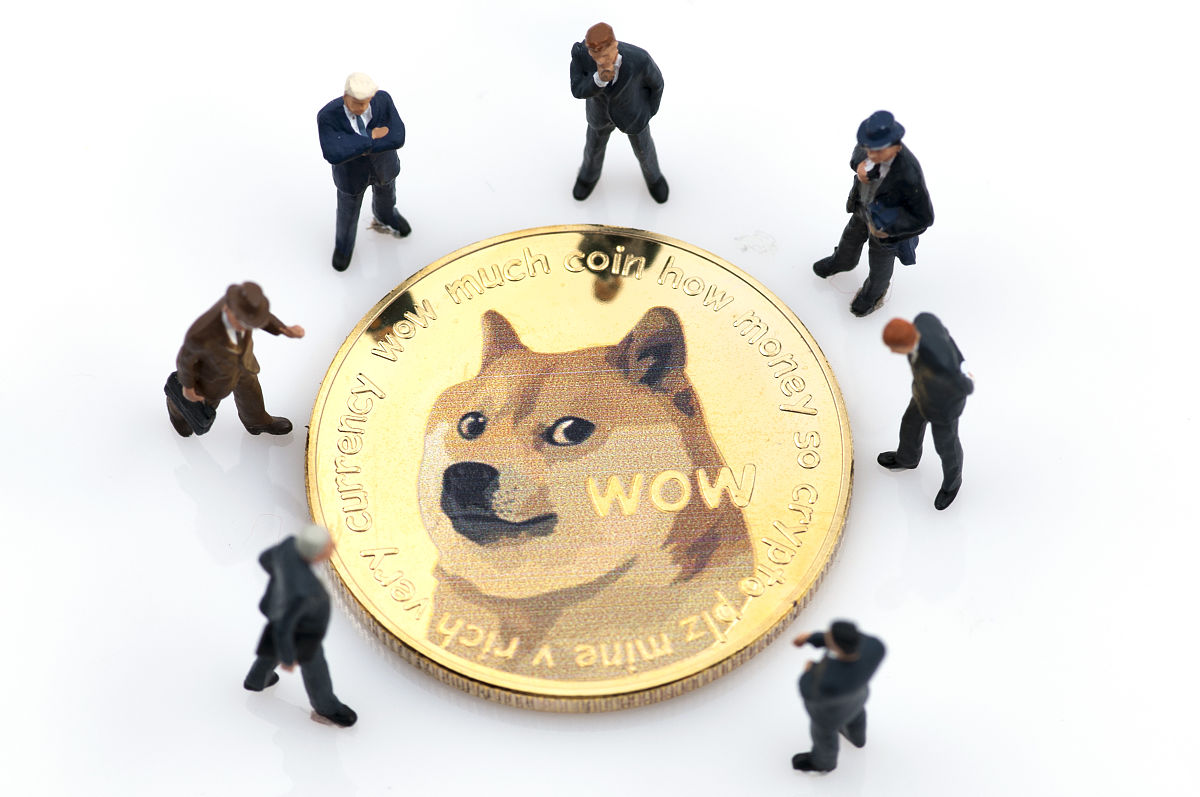 3 狗狗币的历史价格狗狗币Dogecoin是世界上用户数量仅次于比特币的第二大虚拟货币。给定一个狗狗币2014年9月17日至2021年3月1日的历史价格表DOGE-USDcsv里面包含了6个字段表8-2给出了该表中的字段信息。表6-2 历史价格表的字段信息Date日期Open当天的开盘价格High当天的最高价格Low当天的最低价格Close当天的收盘价格Volume当天的成交量完成以下的任务：1用