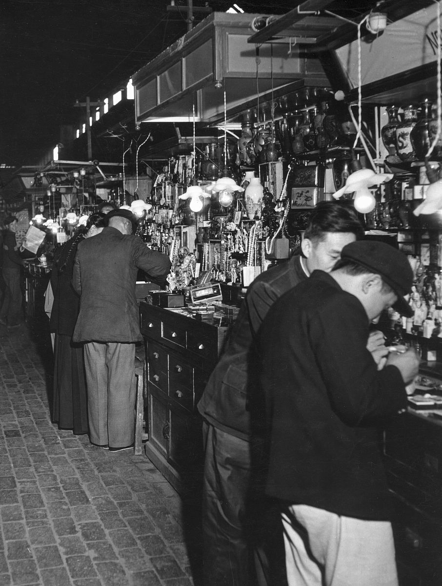 1950年代,北京,一家封闭市场内的珠宝交易.vente de bijousx dans un 