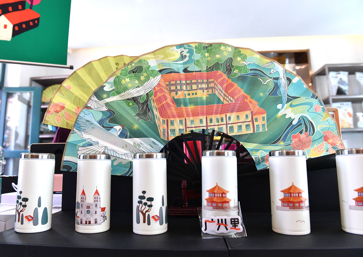 我正在进行北京景山相关的文创产品设计，现在想到的创意是“一步登天”，这个比较符合年轻人的想法，但是如何让“一步登天”这个概念与产品结合？这个概念有什么积极一些的创意吗？我给你解释一下：景山的山不高，不用费力攀登，但是因为地理位置十分重要，是个著名的旅游景点，是皇帝的后花园。