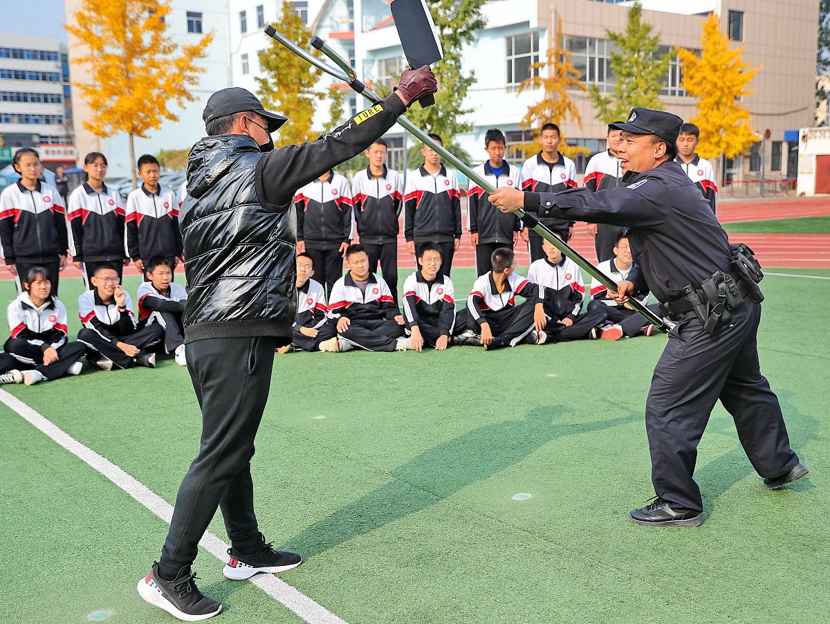 2021年10月29日,海港区文化路派出所民警为河北省秦皇岛市第四中学学