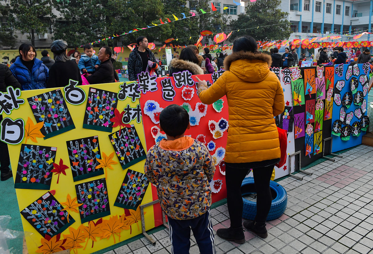 幼儿园手工活动被归类于艺术活动之中也就是美术活动的一种幼儿手工活动在进行的过程中对幼儿的审美能力以及创造美的能力都有一定的促进作用因为在这个过程当中幼儿在制作自己的作品时会去考虑和设计怎样能够让自己的作品更加完美更加符合大家的审美以及自己的审美。而对于创造美讲幼儿的制作过程本身就是一种表达自己的内心对作品的美的追求的一种活动过程因此幼儿园手工活动是具有艺术性的并且能够促进幼儿审美能力的发展以及创造