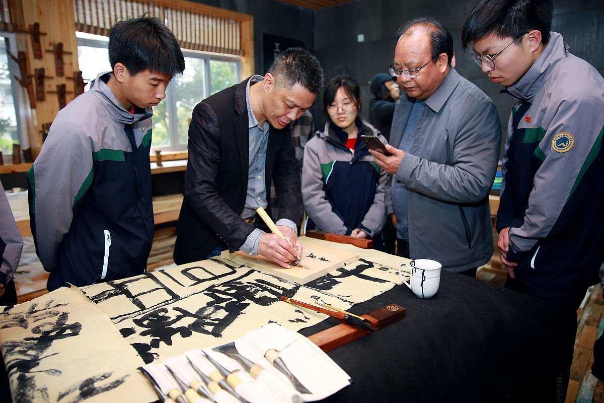 2021年3月20日,金华,浙江省书法家协会刻字委员会的老师为该校师生进