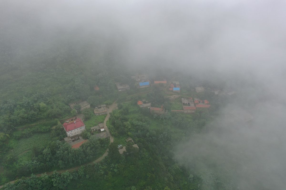 2021年7月29日,受台风"烟花"影响,济南降雨持续,南部山区云雾缭绕.