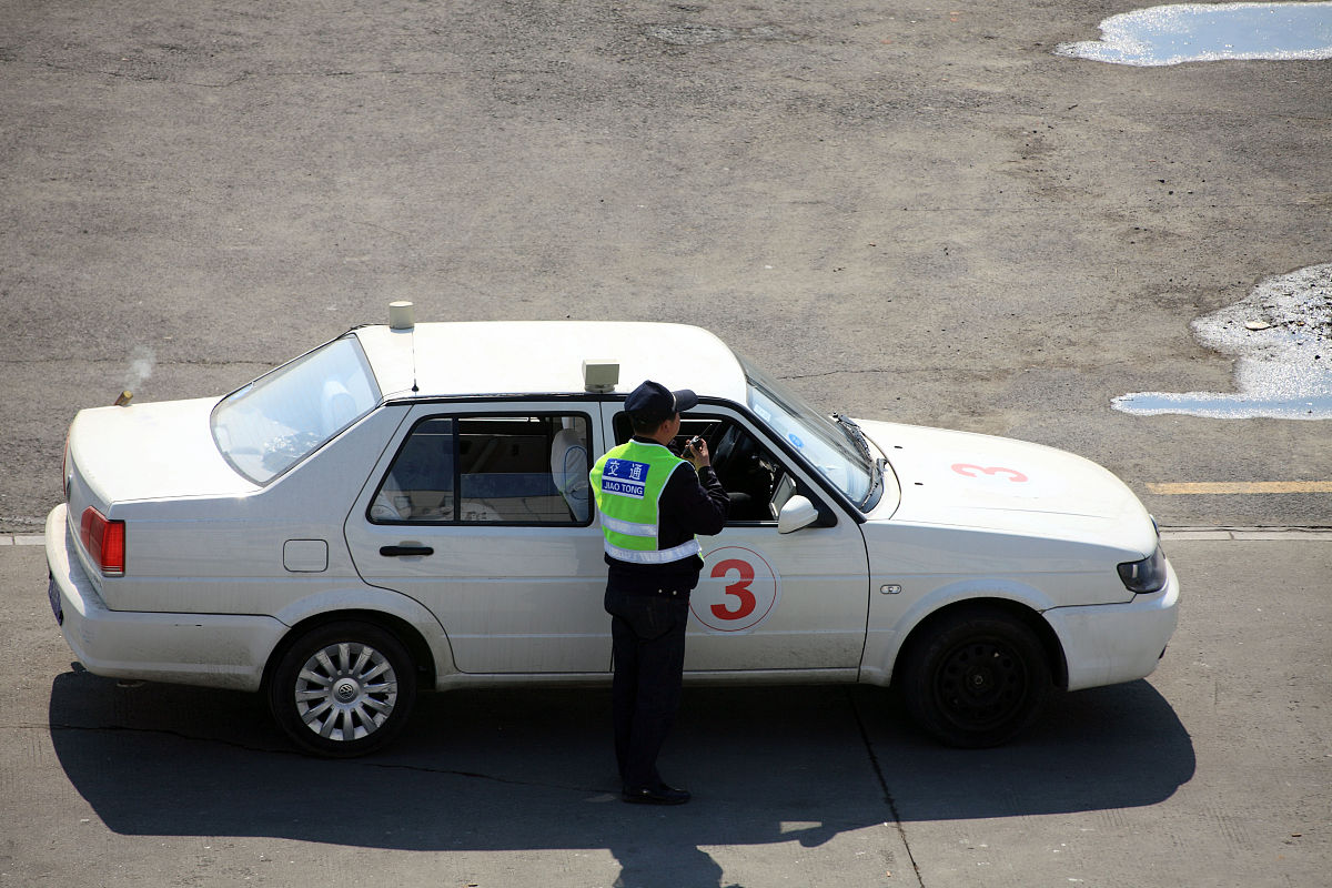 黑车棒球棒砸白车事件：法律后果及安全警示