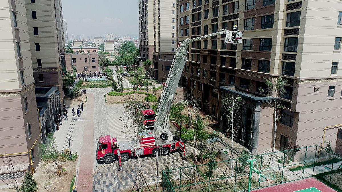 卢卡庄园二期业主维权：垃圾房违建占用停车位，塑料井盖存在安全隐患