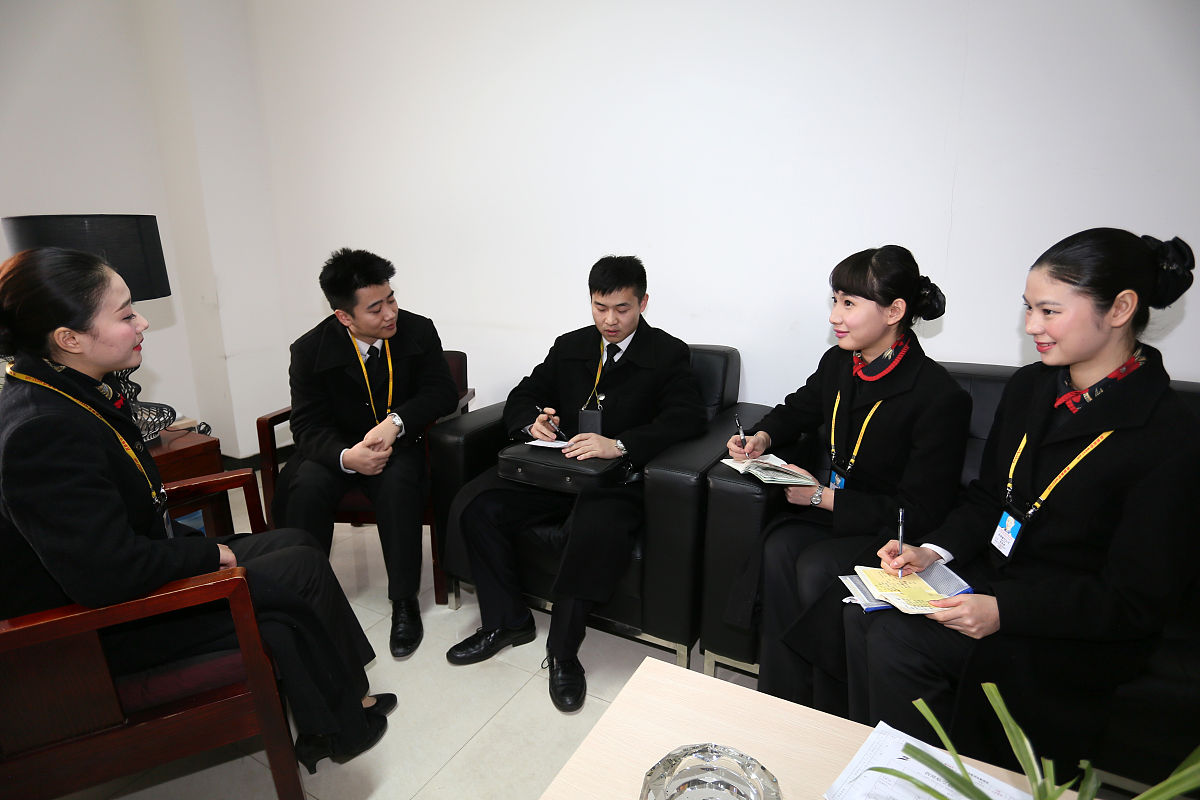 请撰写论文小节二、邮政银行西安分行人员策略效率低下的内容尽可能植入案例和数据其格式如下：二缺乏联动营销