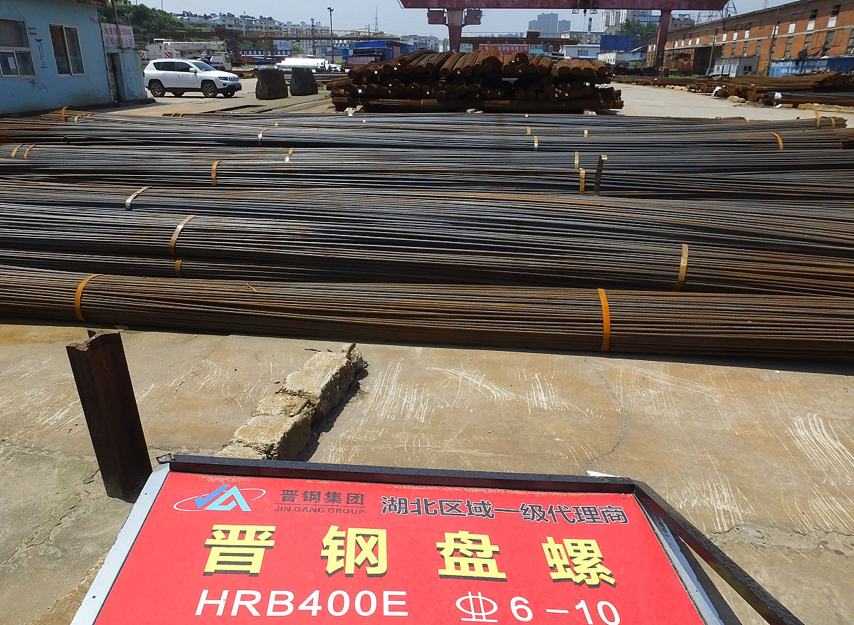 用另一种方式表达钢筋临时堆放场地需高岀施工场地100mm以上堆场四周作好排水沟同时钢筋按规格用途分别堆放在钢筋架上。如果钢筋表面出现锈蚀的情况就必须进行除锈的处理